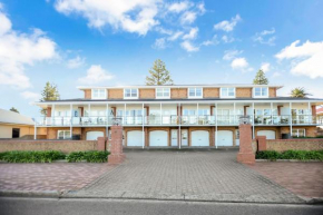 Beautiful Beach Front Townhouse, Victor Harbor